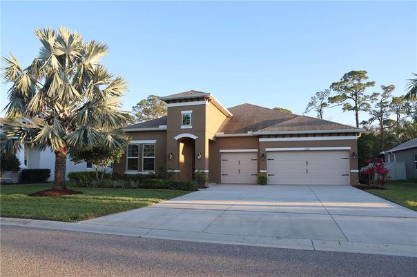 Attached, Exterior, Facade, Mediterranean