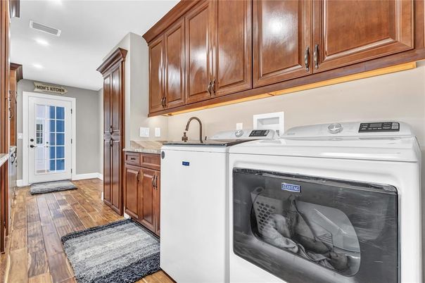 Interior, Recessed Lighting, Washer, Wood Texture Flooring
