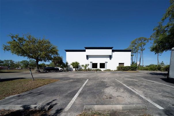 Exterior, Facade, Modern