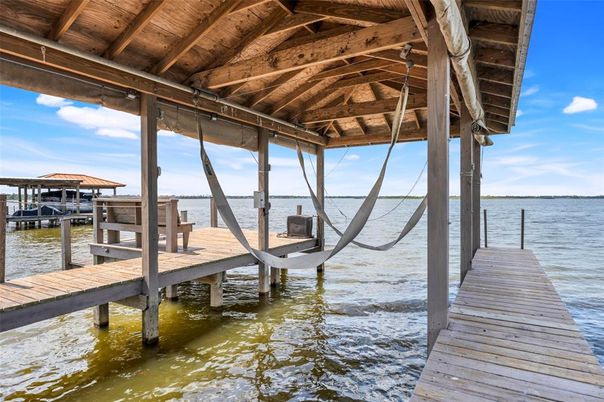 Exterior, Lake