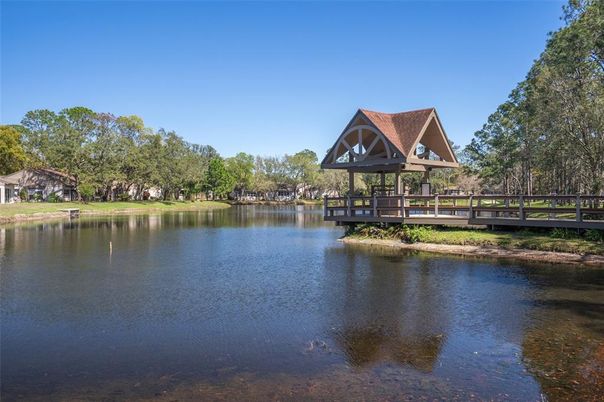 Exterior, Lake