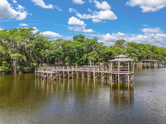 Exterior, Lake