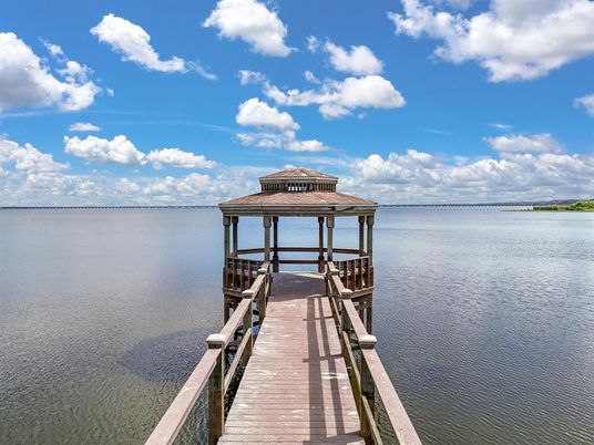 Exterior, Lake
