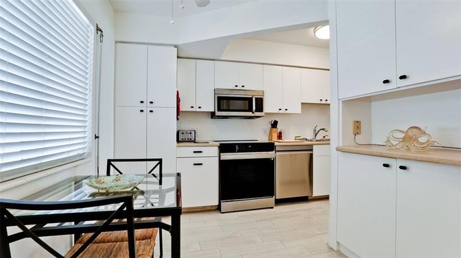 Dining room, Interior, Kitchen, Stainless Steel Appliances, Wood Texture Flooring