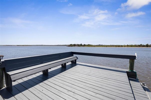 Exterior, Lake