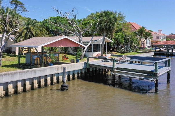 Exterior, Lake