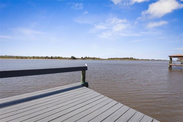 Exterior, Lake