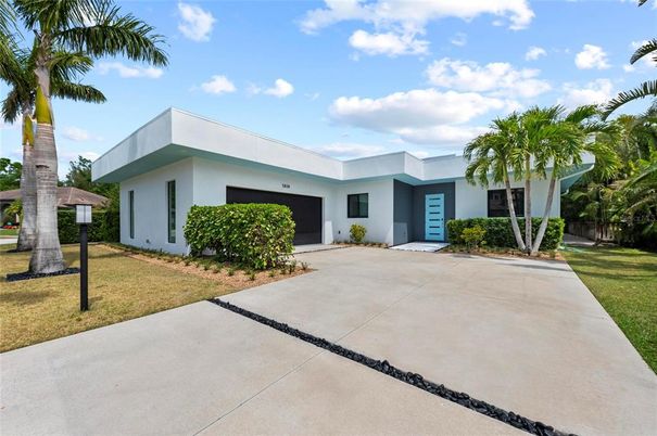 Attached, Backyard, Exterior, Facade, Modern