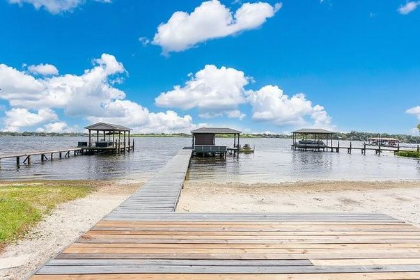 Exterior, Lake