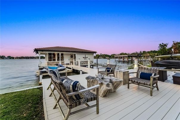 Exterior, Lake