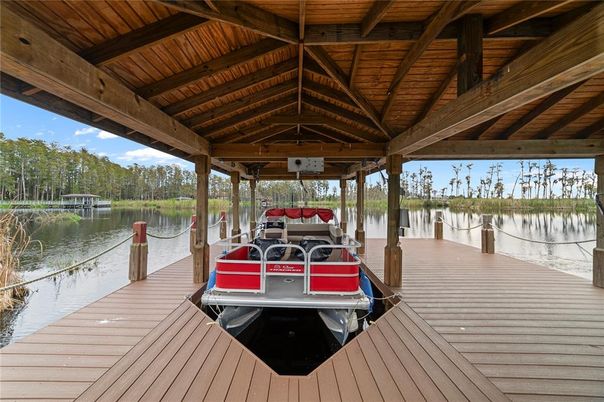 Exterior, Lake