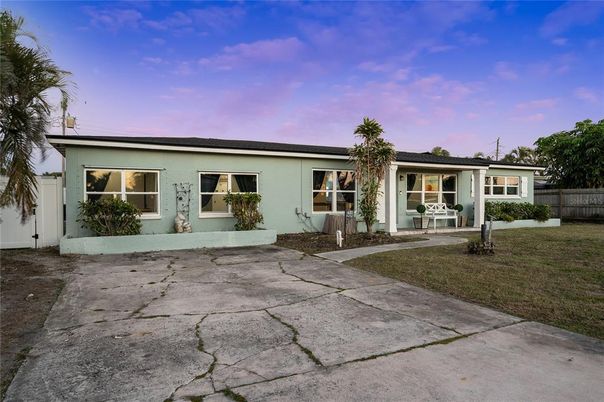 Backyard, Exterior, Facade, Ranch
