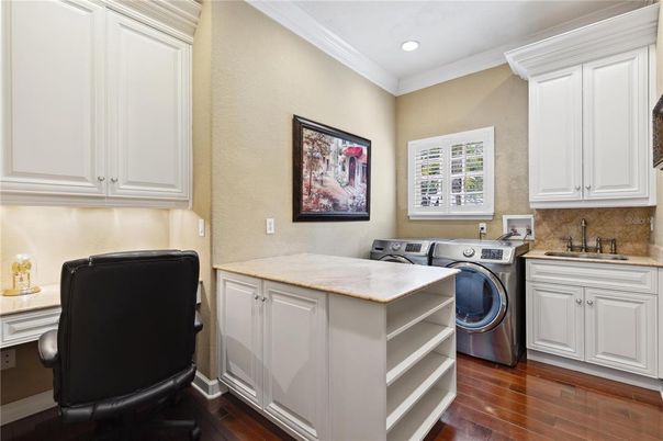 Interior, Recessed Lighting, Washer, Wood Texture Flooring