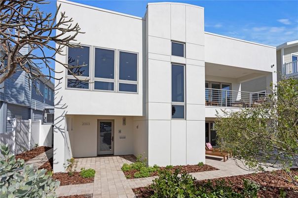 Exterior, Facade, Modern