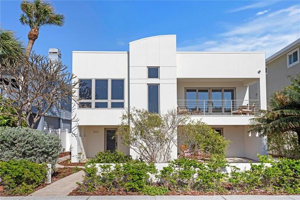 Exterior, Facade, Modern