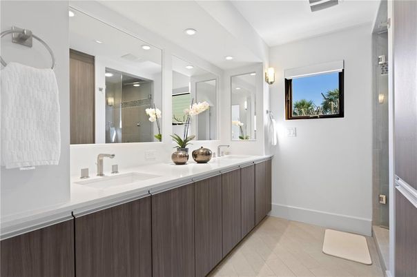 Bathroom, Dual Sink Vanities, Interior, Recessed Lighting