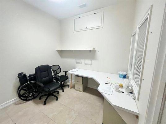Home Office, Interior