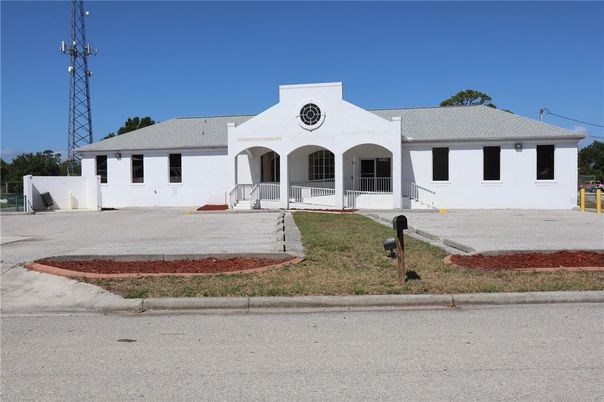 Backyard, Exterior, Facade, Ranch