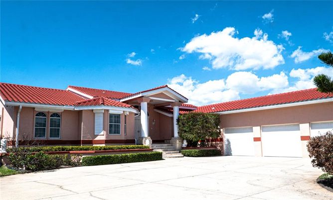 Attached, Exterior, Facade, Mediterranean