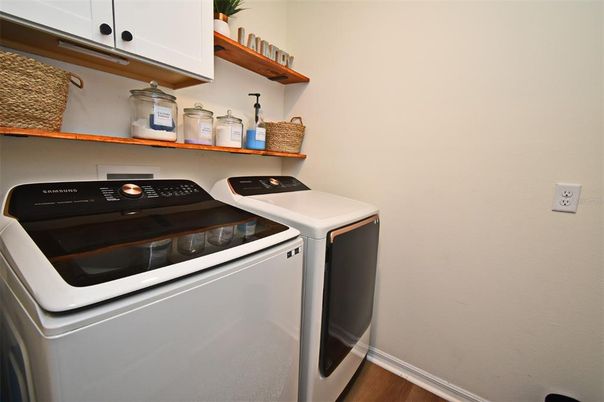 Interior, Washer, Wood Texture Flooring