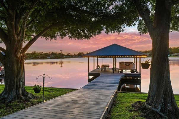 Exterior, Lake