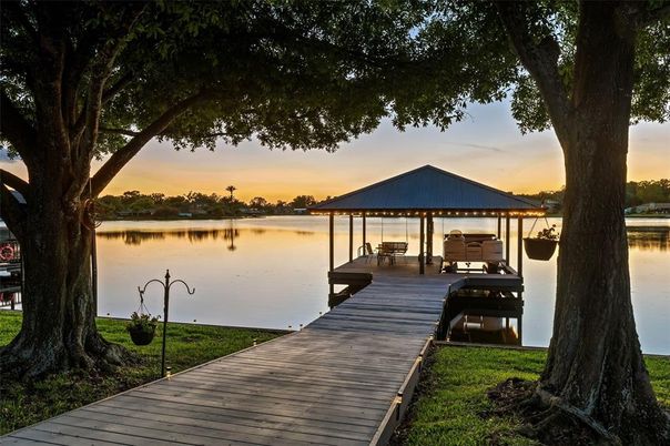 Exterior, Lake