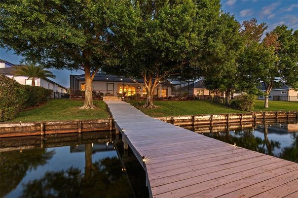 Exterior, Lake