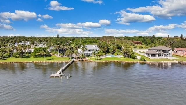 Exterior, Lake