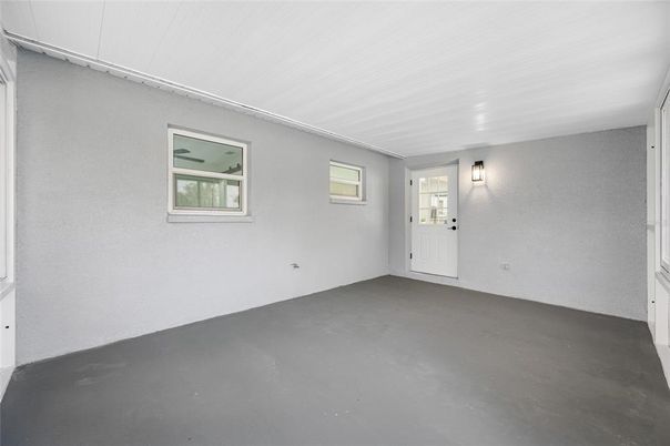 Empty room, Interior