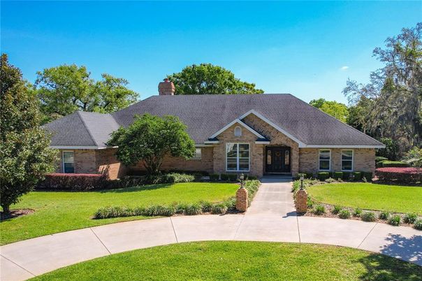 Exterior, Facade, Brick Facade, Ranch
