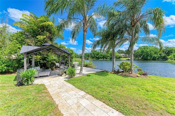 Exterior, Lake