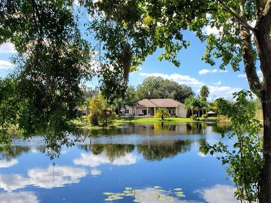 Exterior, Lake