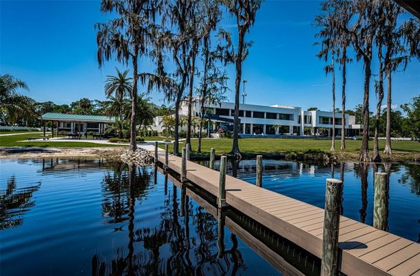 Exterior, Lake