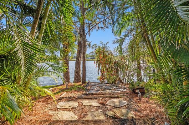 Exterior, Lake