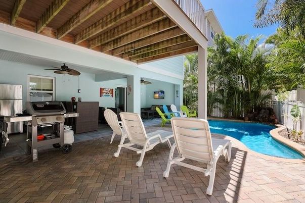 Exterior, Pool