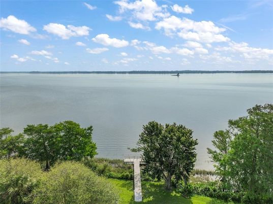Exterior, Lake