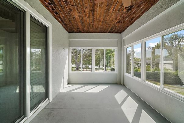 Empty room, Interior, Sun Room, Wooden Ceilings