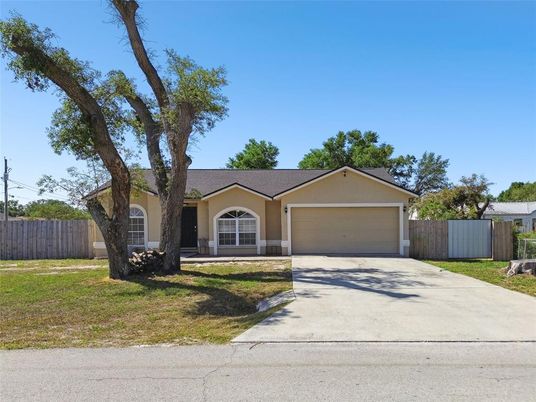 Attached, Exterior, Facade, Ranch