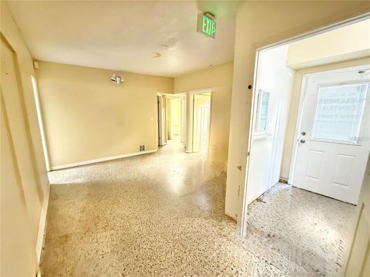 Empty room, Interior