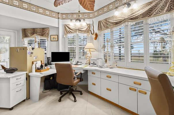Home Office, Interior