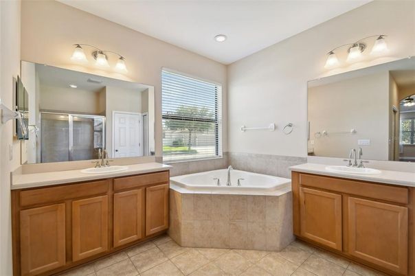 Bathroom, Dual Sink Vanities, Interior, Recessed Lighting