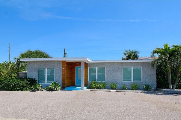 Exterior, Facade, Ranch
