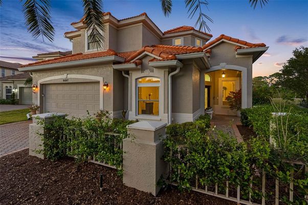 Attached, Exterior, Facade, Mediterranean