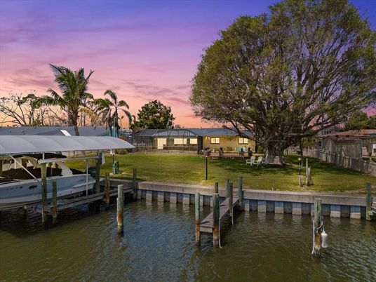 Exterior, Lake
