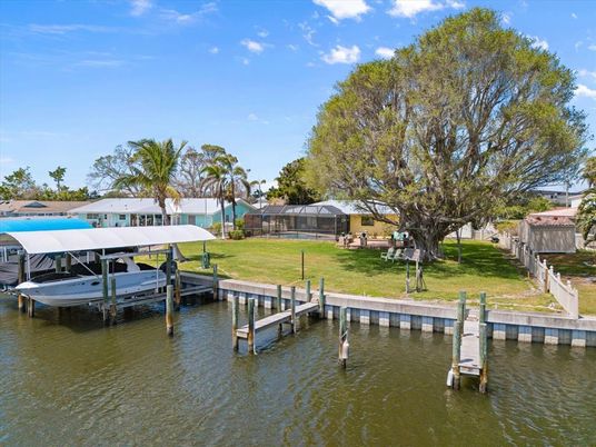 Exterior, Lake