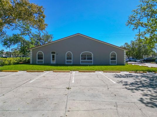 Exterior, Facade, Ranch