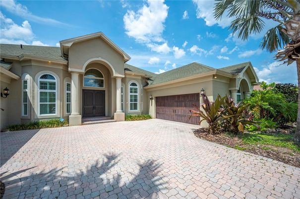 Attached, Exterior, Facade, Mediterranean