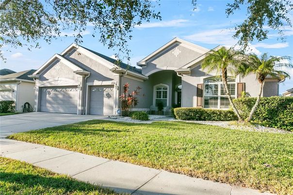 Attached, Exterior, Facade, American Craftsman