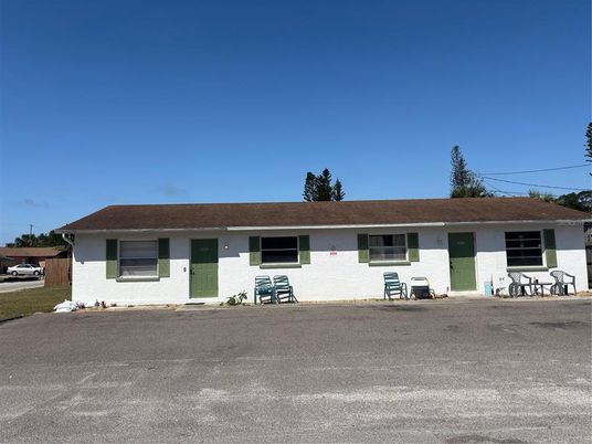 Exterior, Facade, Ranch