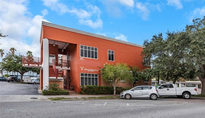 Exterior, Facade, Modern